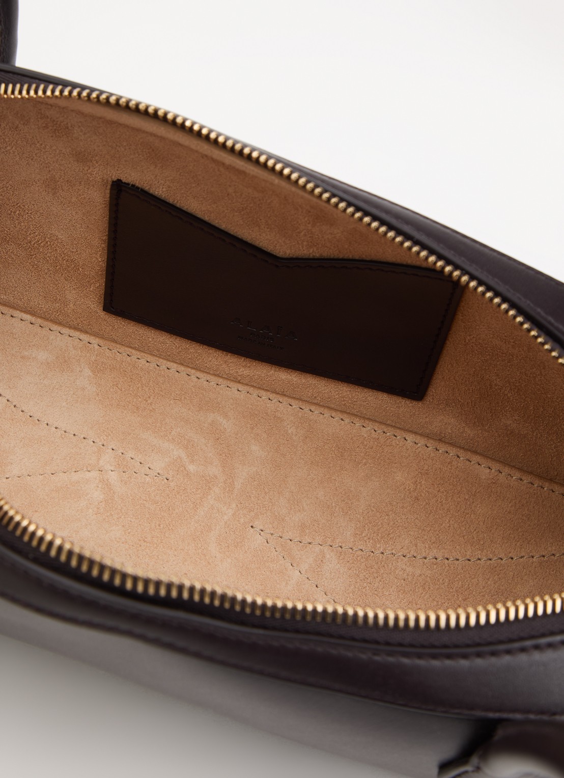 Alaïa Le Teckel Medium schoudertas van geitenleer - detail 2 cognac