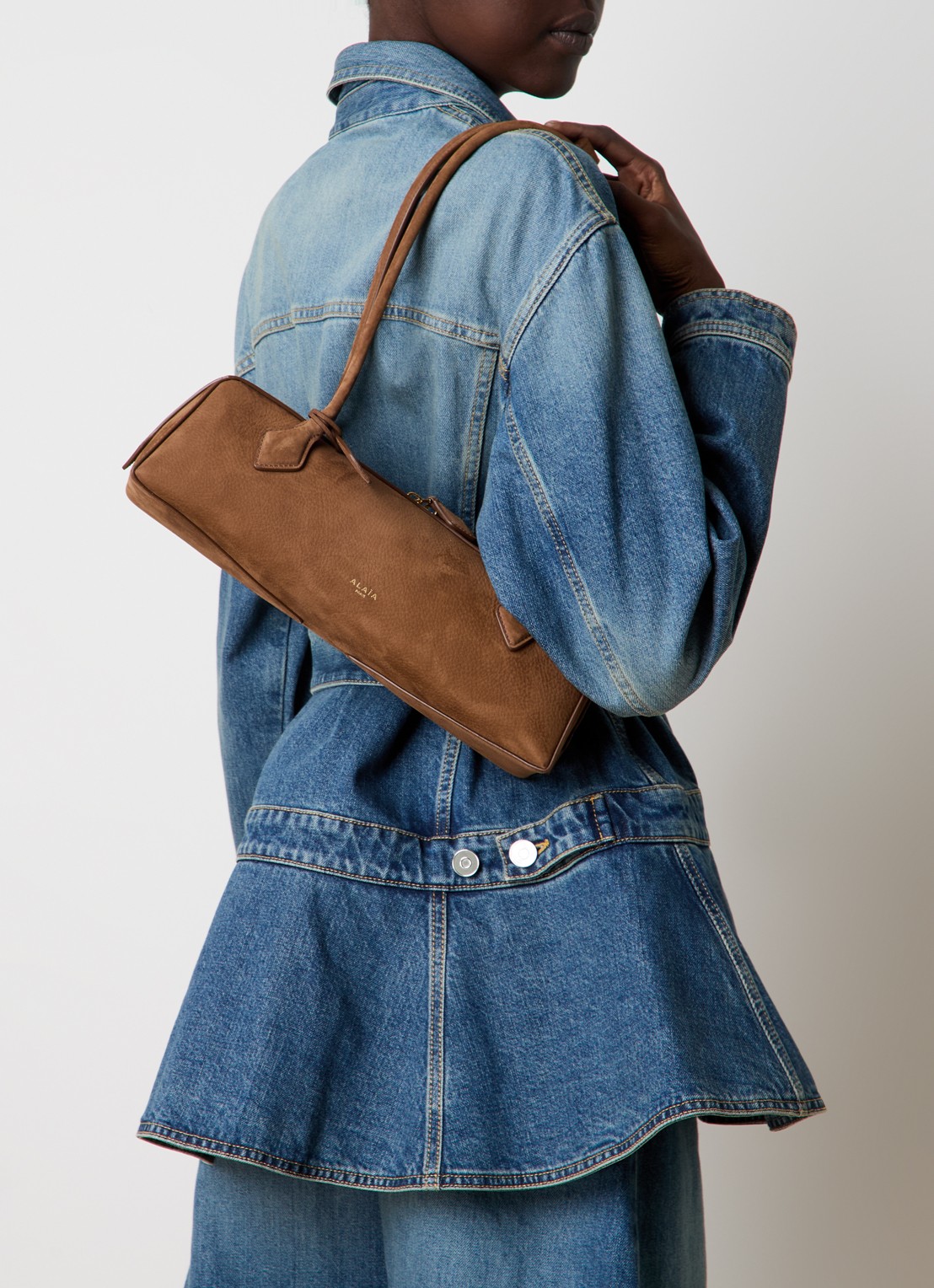 Alaïa Le Teckel Medium schoudertas van nubuck - voorkant 6 roestbruin