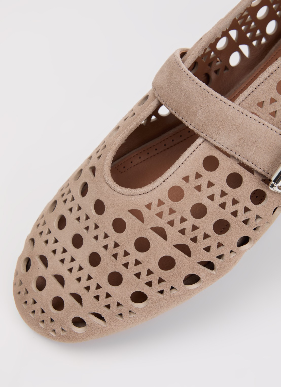 Alaïa Vienne ballerina van geitensuède met cut-out detail - detail 5 taupe