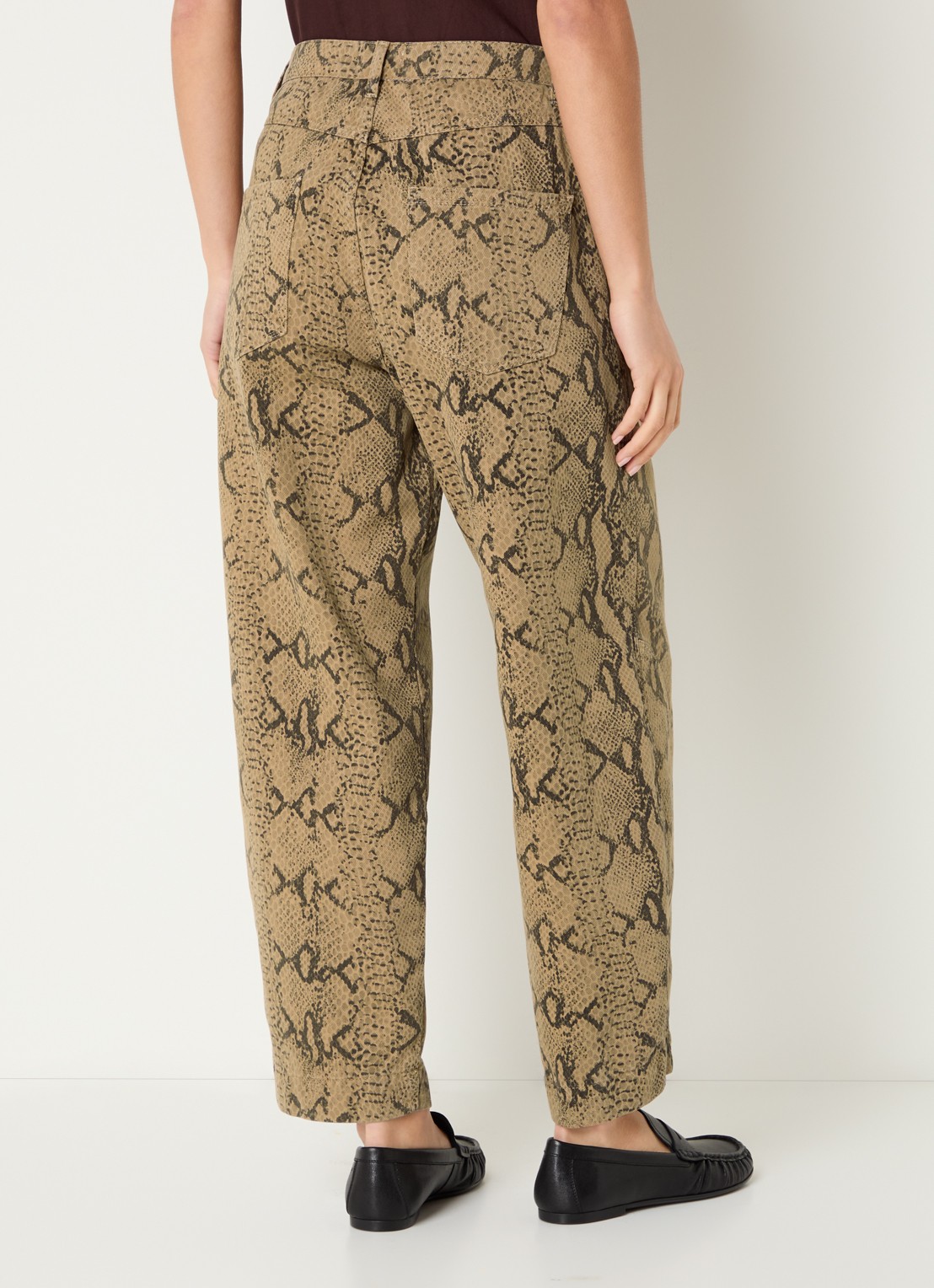 alchemist Abbi high waist tapered jeans met slangenprint - achterkant camel