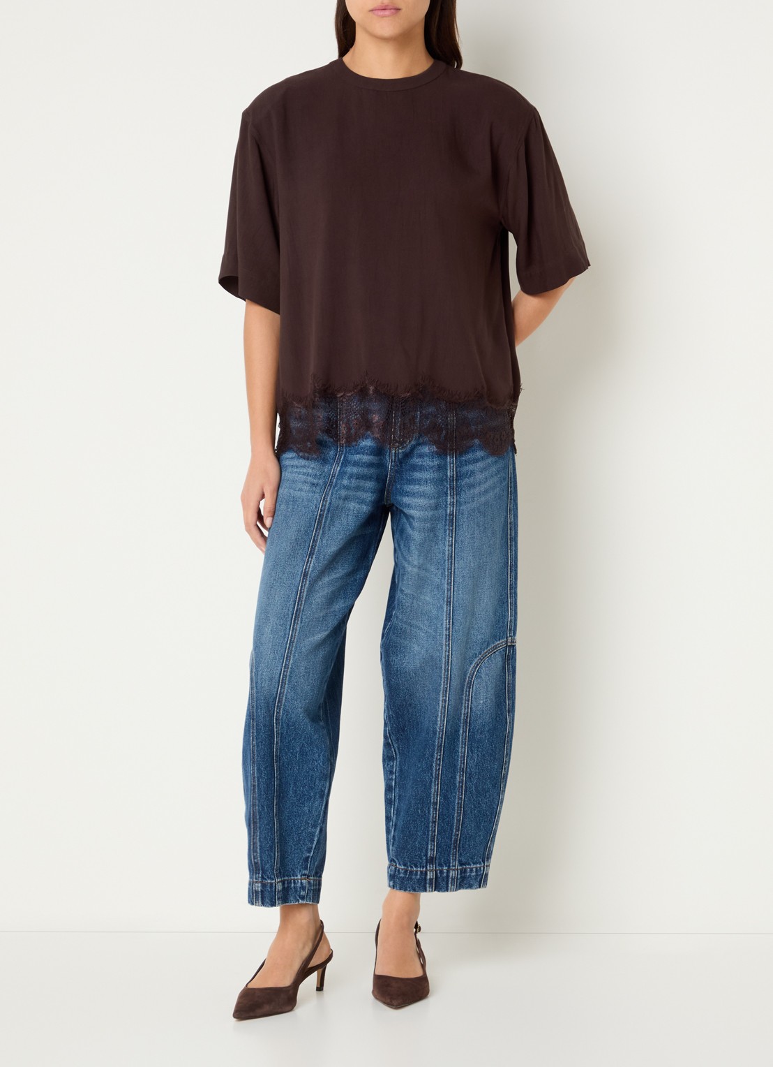 alchemist Fia T-shirt met schoudervulling en details van kant - voorkant 3 chocoladebruin