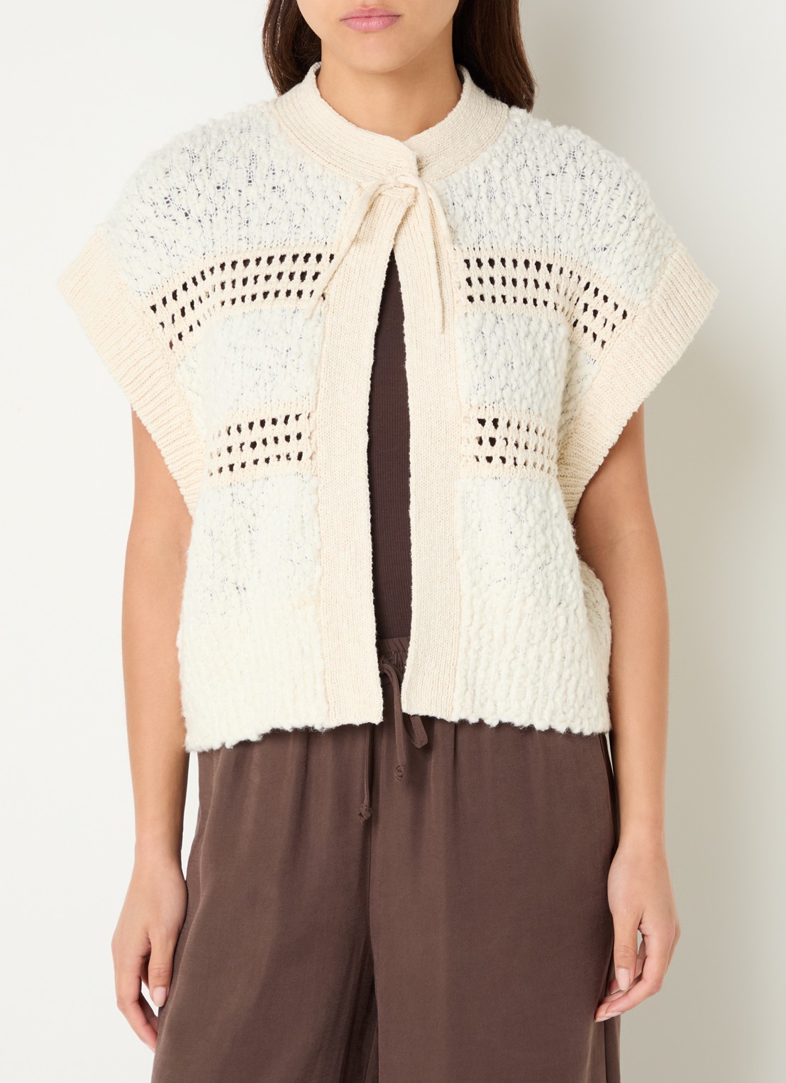 alchemist Grace grofgebreid vest met ronde hals - detail ivoor
