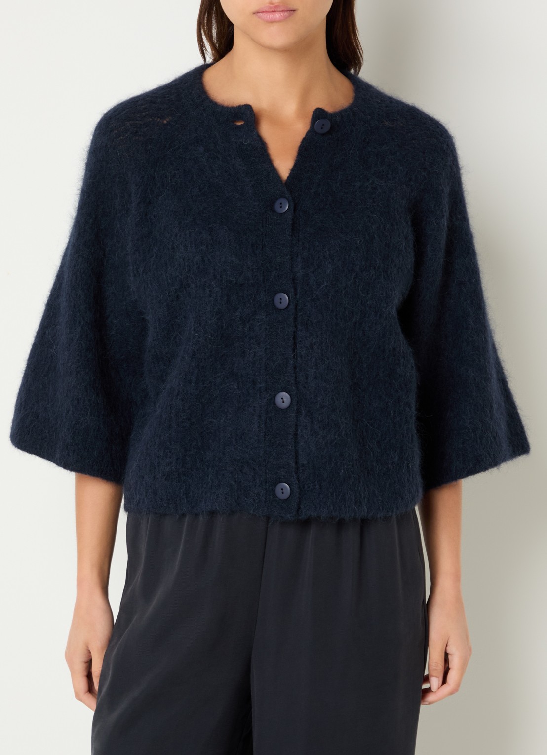 alchemist Mimosa grofgebreid vest met ronde hals - detail donkerblauw