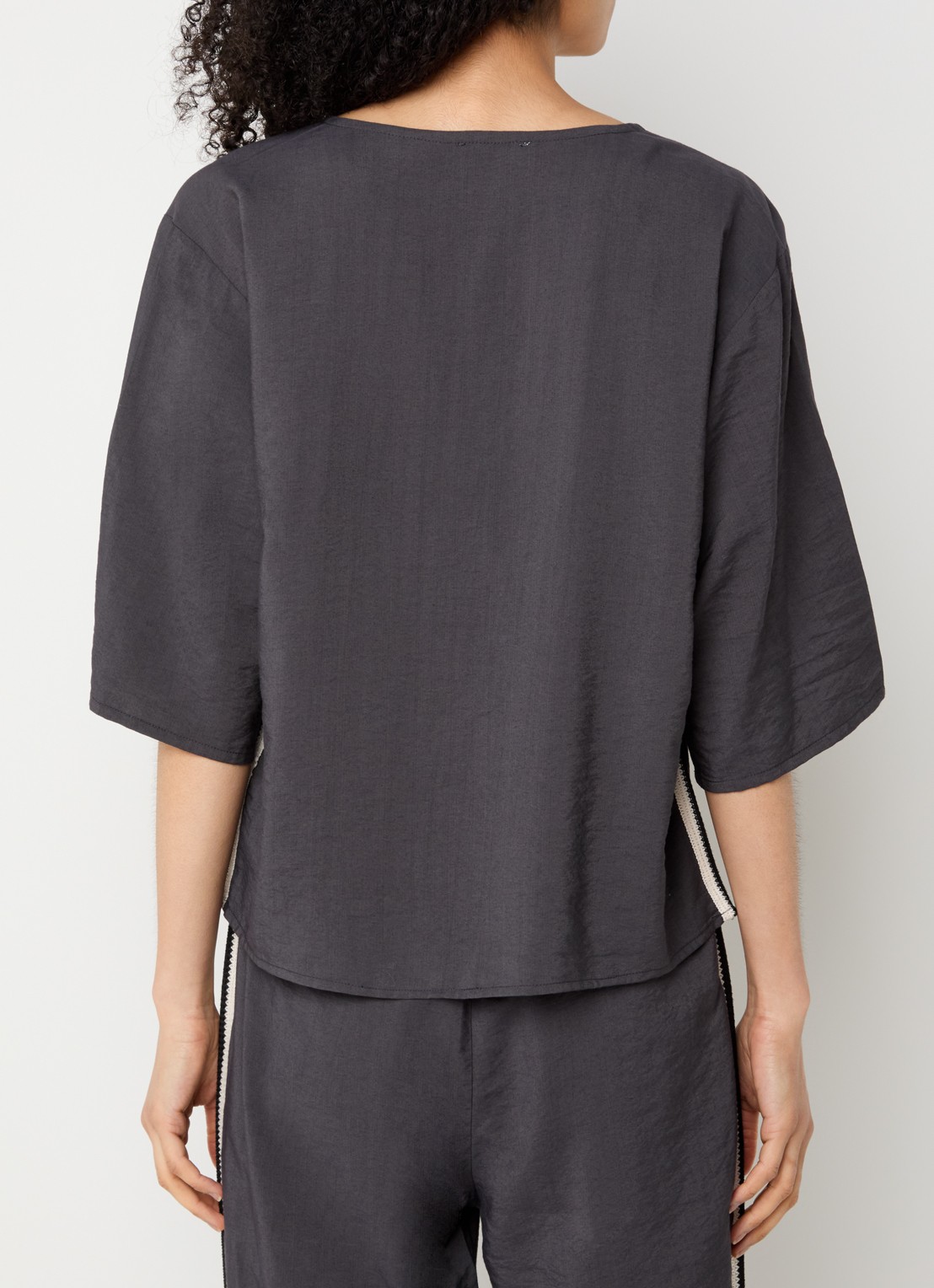alchemist Romi T-shirt met V-hals - achterkant 3 antraciet