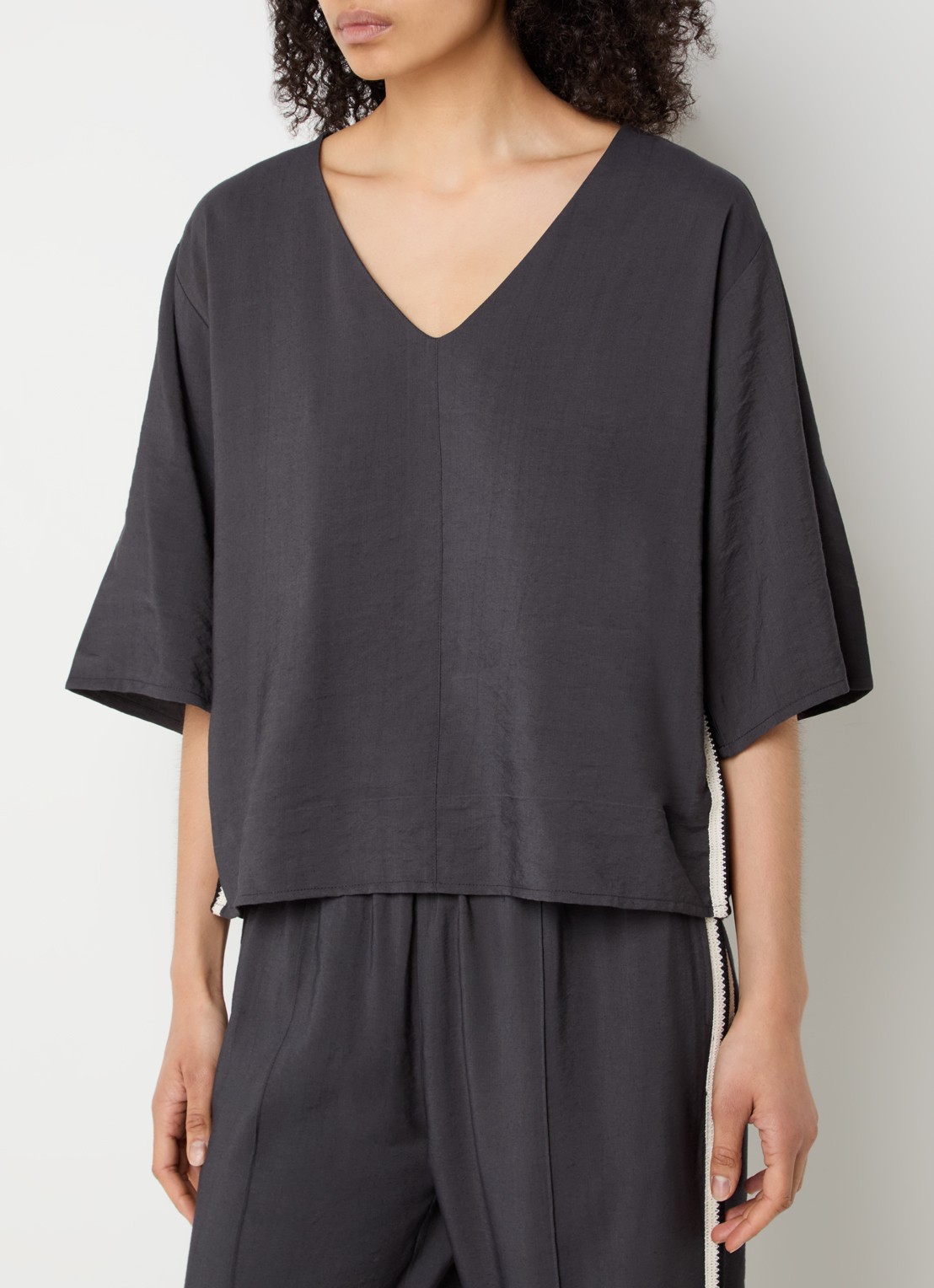alchemist Romi T-shirt met V-hals - detail 4 antraciet