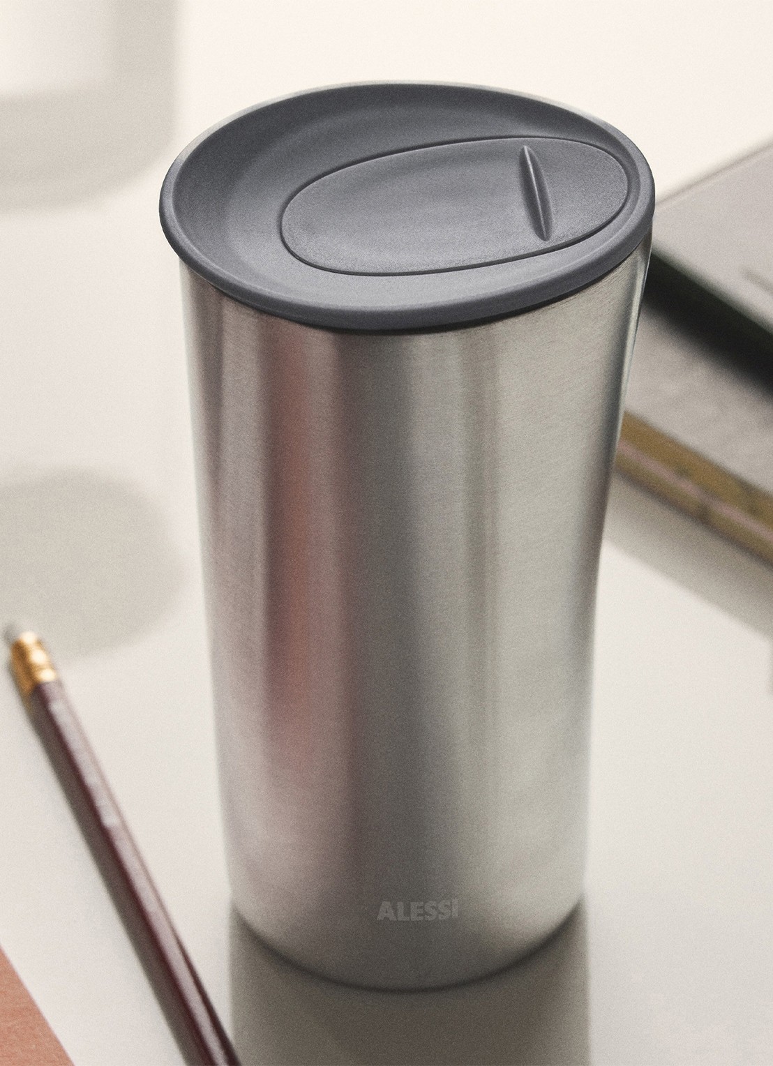 Alessi Buri thermosbeker 33 cl - detail antraciet