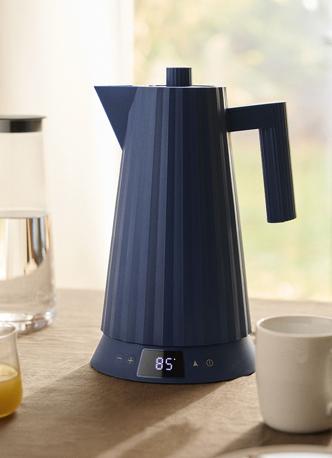 Alessi Plissé Waterkoker 1,7 liter MDL21 DAZ - detail 6 royalblauw