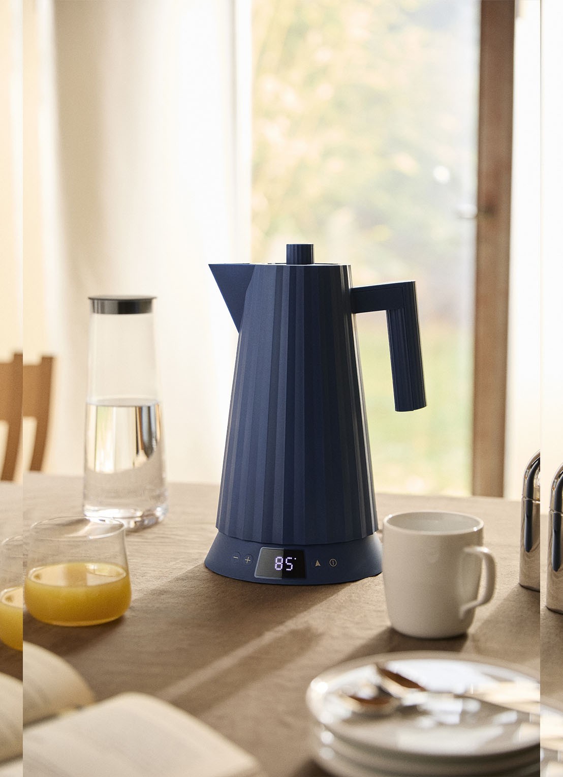 Alessi Plissé Waterkoker 1,7 liter MDL21 DAZ - voorkant 2 royalblauw