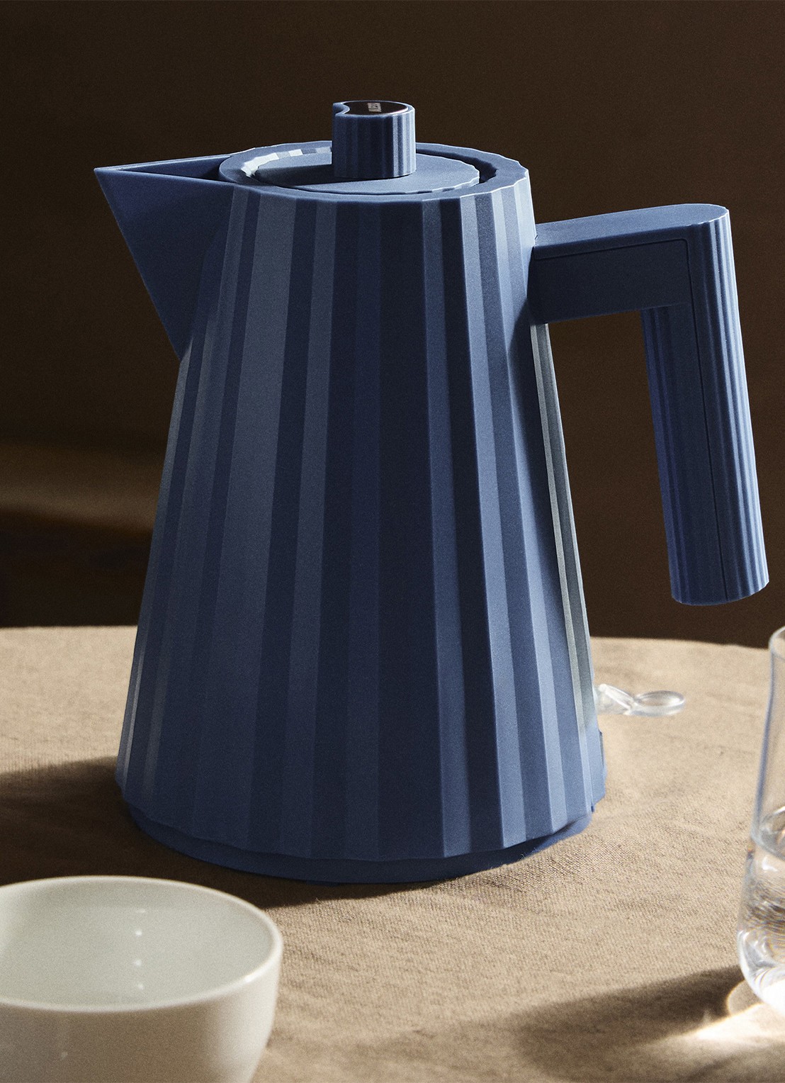 Alessi Plissé Waterkoker 1 liter MDL06/1DAZ - detail 4 blauw