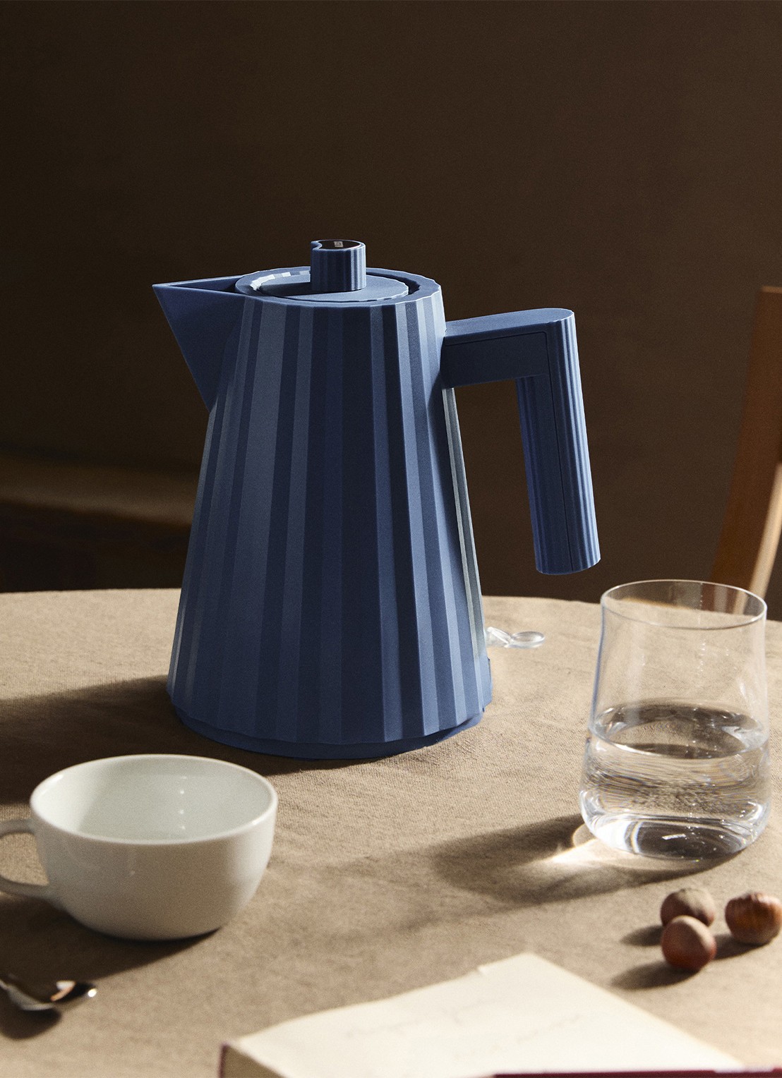 Alessi Plissé Waterkoker 1 liter MDL06/1DAZ - voorkant 2 blauw