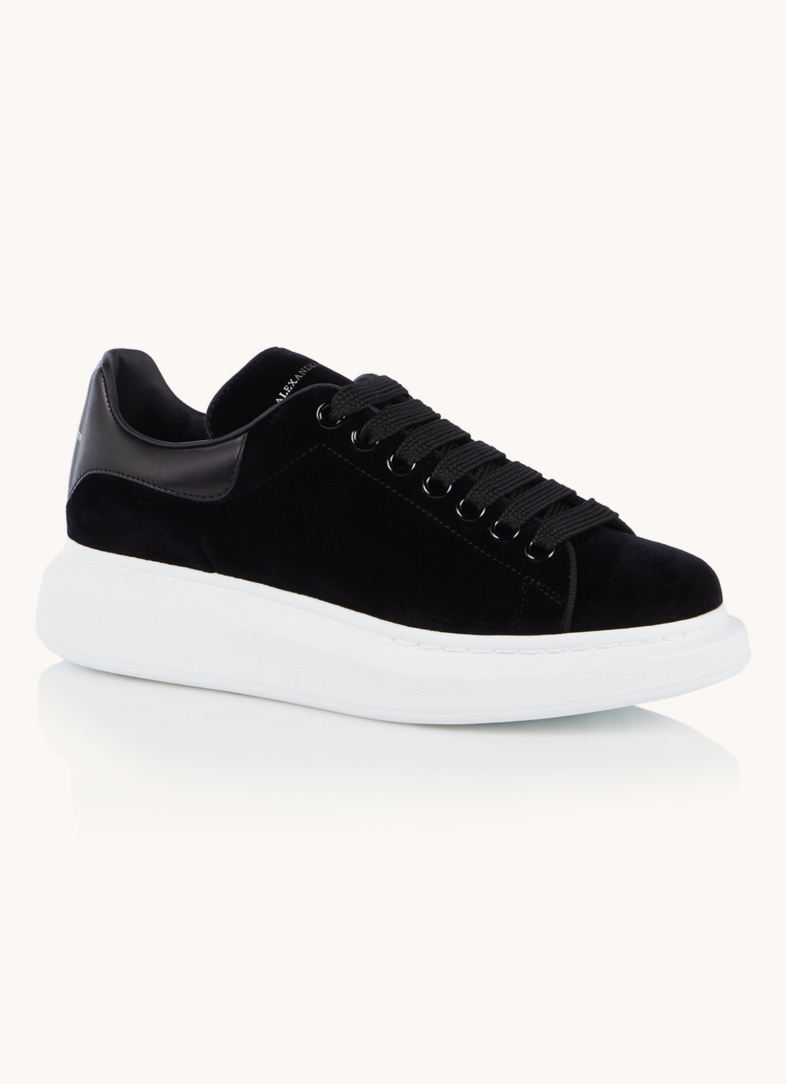 Alexander McQueen Oversized sneaker van fluweel - voorkant zwart