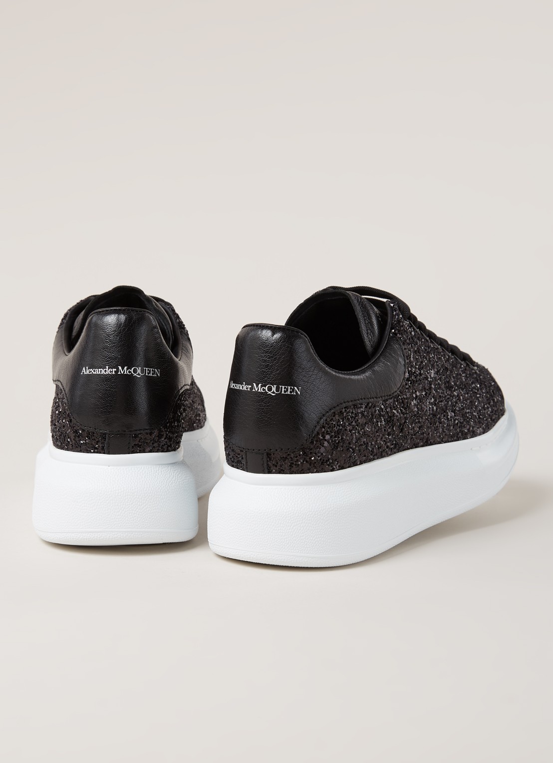 Alexander McQueen Oversized sneaker van kalfsleer met glitter  - detail zwart