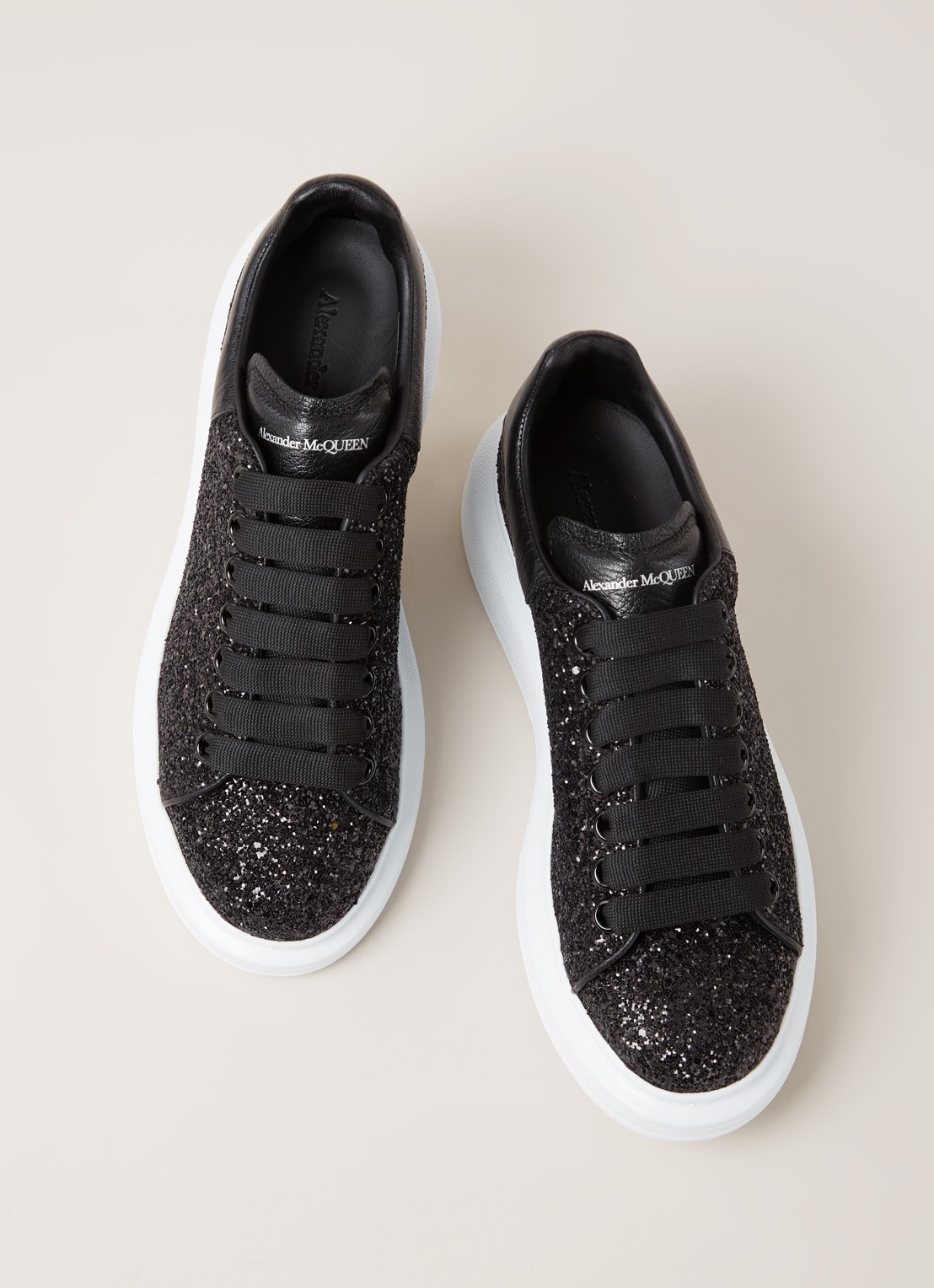 Alexander McQueen Oversized sneaker van kalfsleer met glitter  - detail 2 zwart