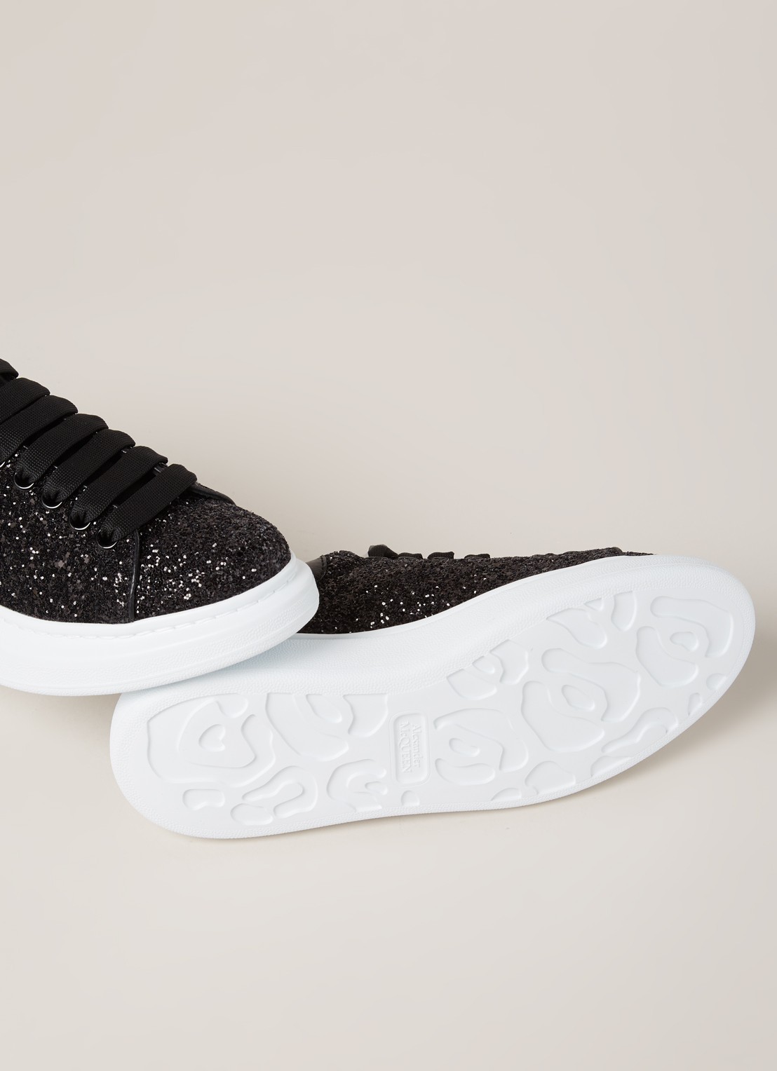 Alexander McQueen Oversized sneaker van kalfsleer met glitter  - detail 3 zwart