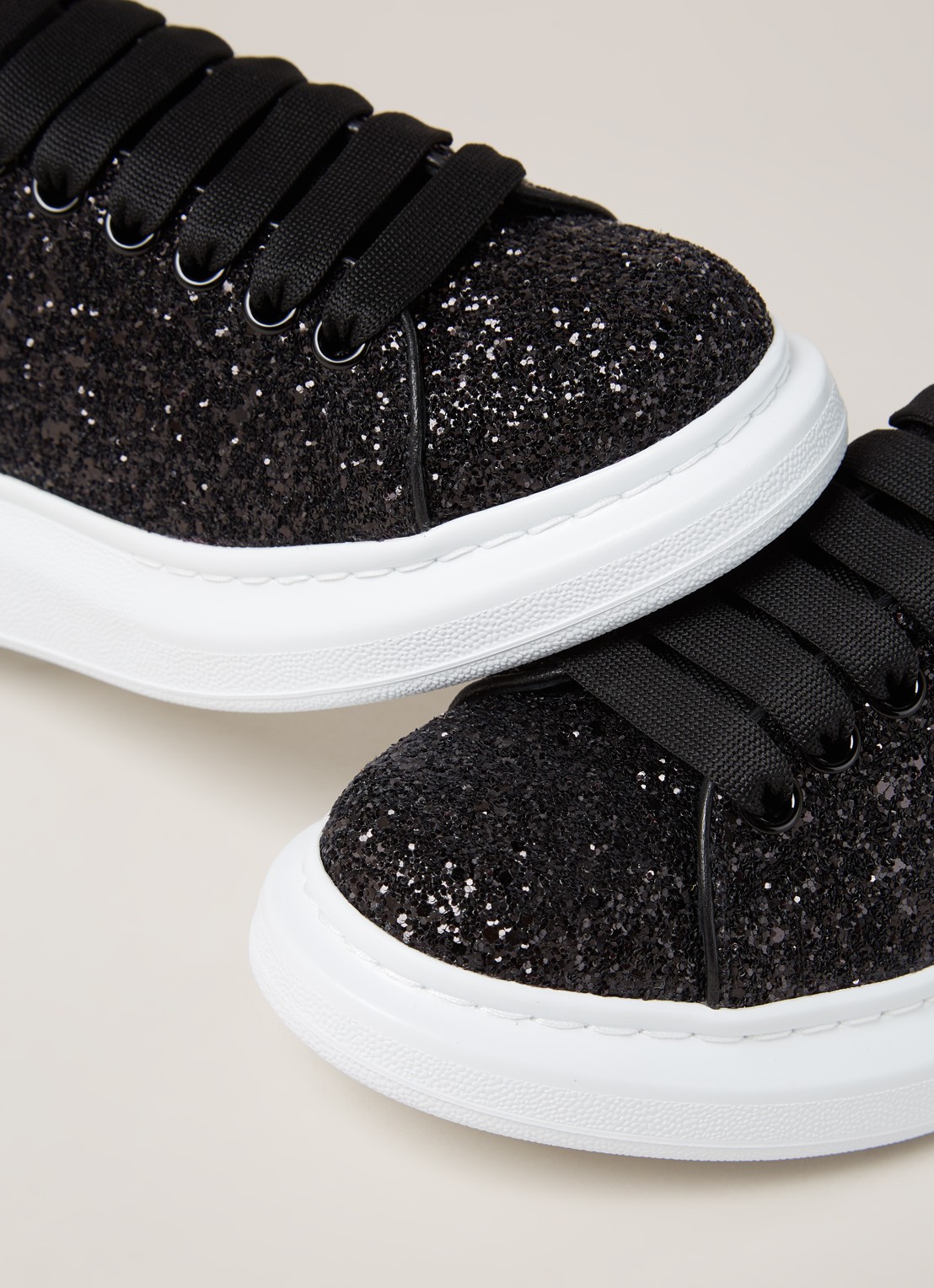 Alexander McQueen Oversized sneaker van kalfsleer met glitter  - detail 4 zwart