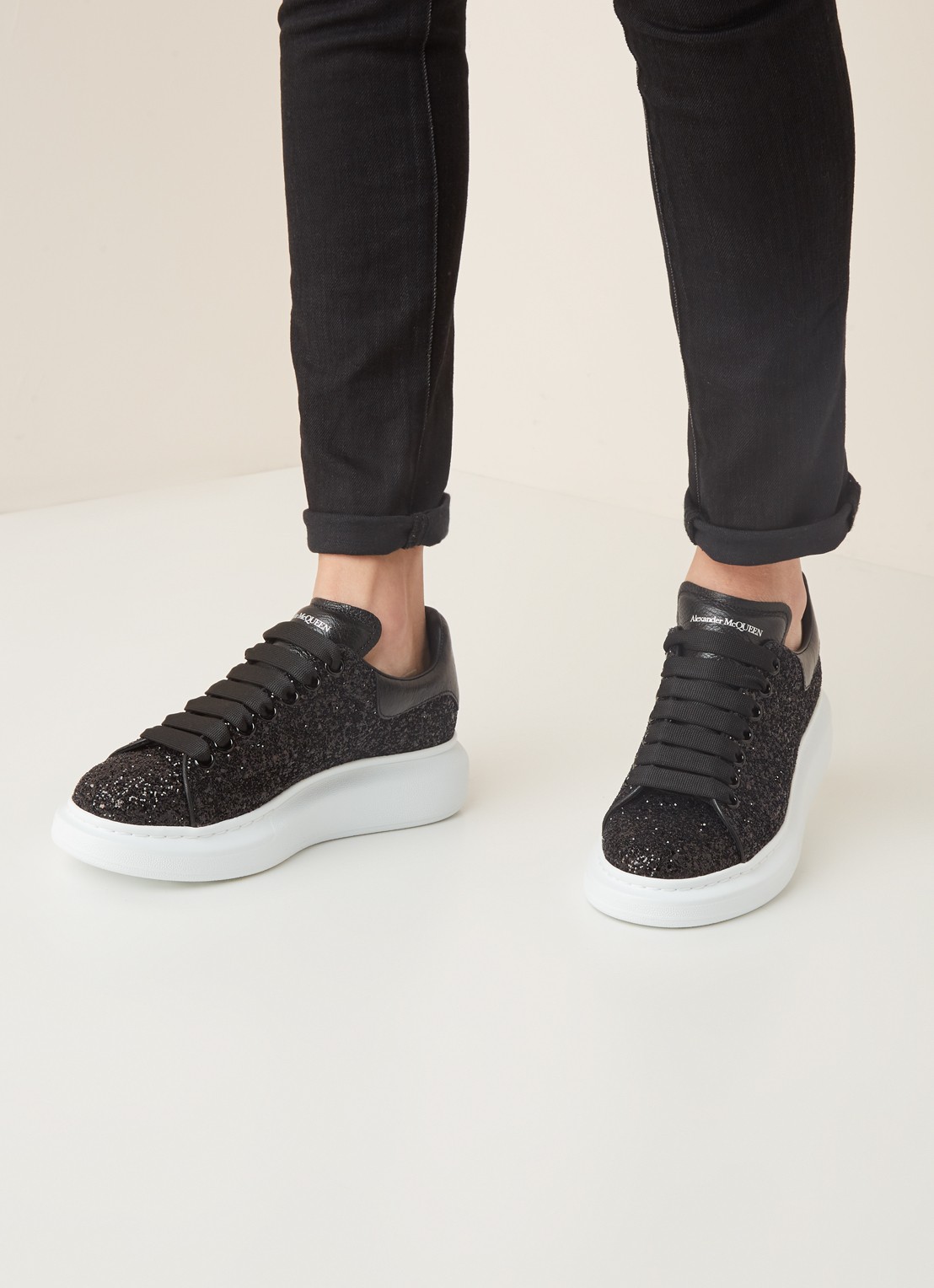 Alexander McQueen Oversized sneaker van kalfsleer met glitter  - voorkant 6 zwart