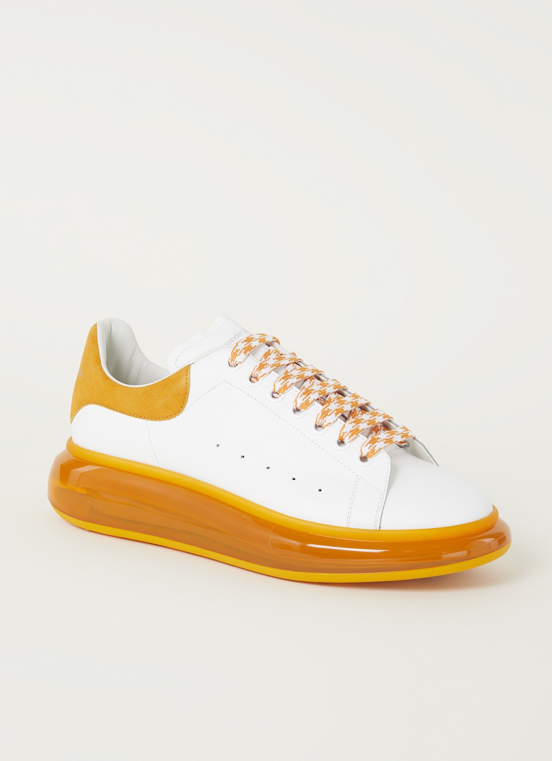 Alexander McQueen Oversized sneaker van kalfsleer met suède details - voorkant 4 wit