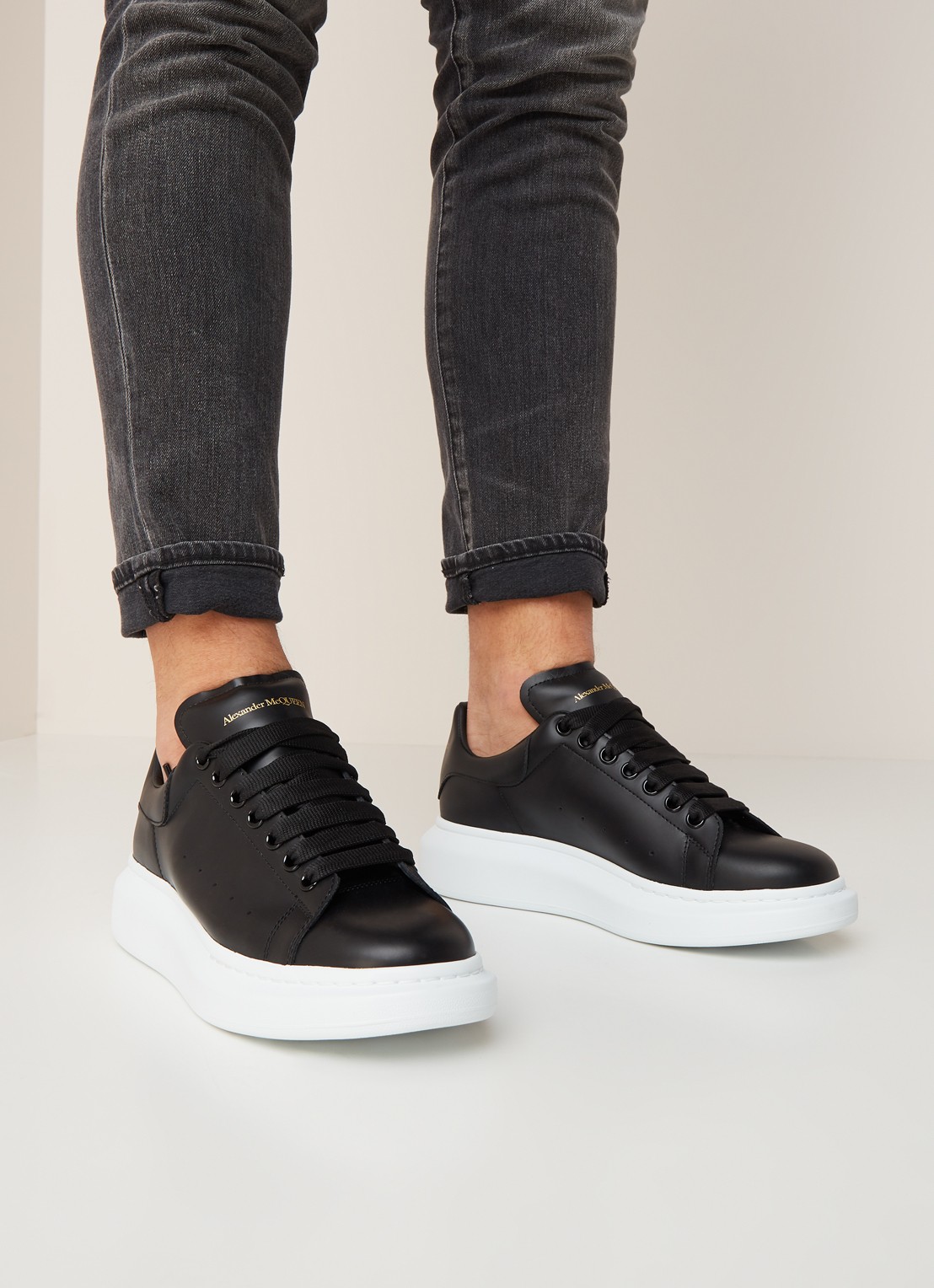 Alexander McQueen Oversized sneaker van kalfsleer - voorkant 2 zwart