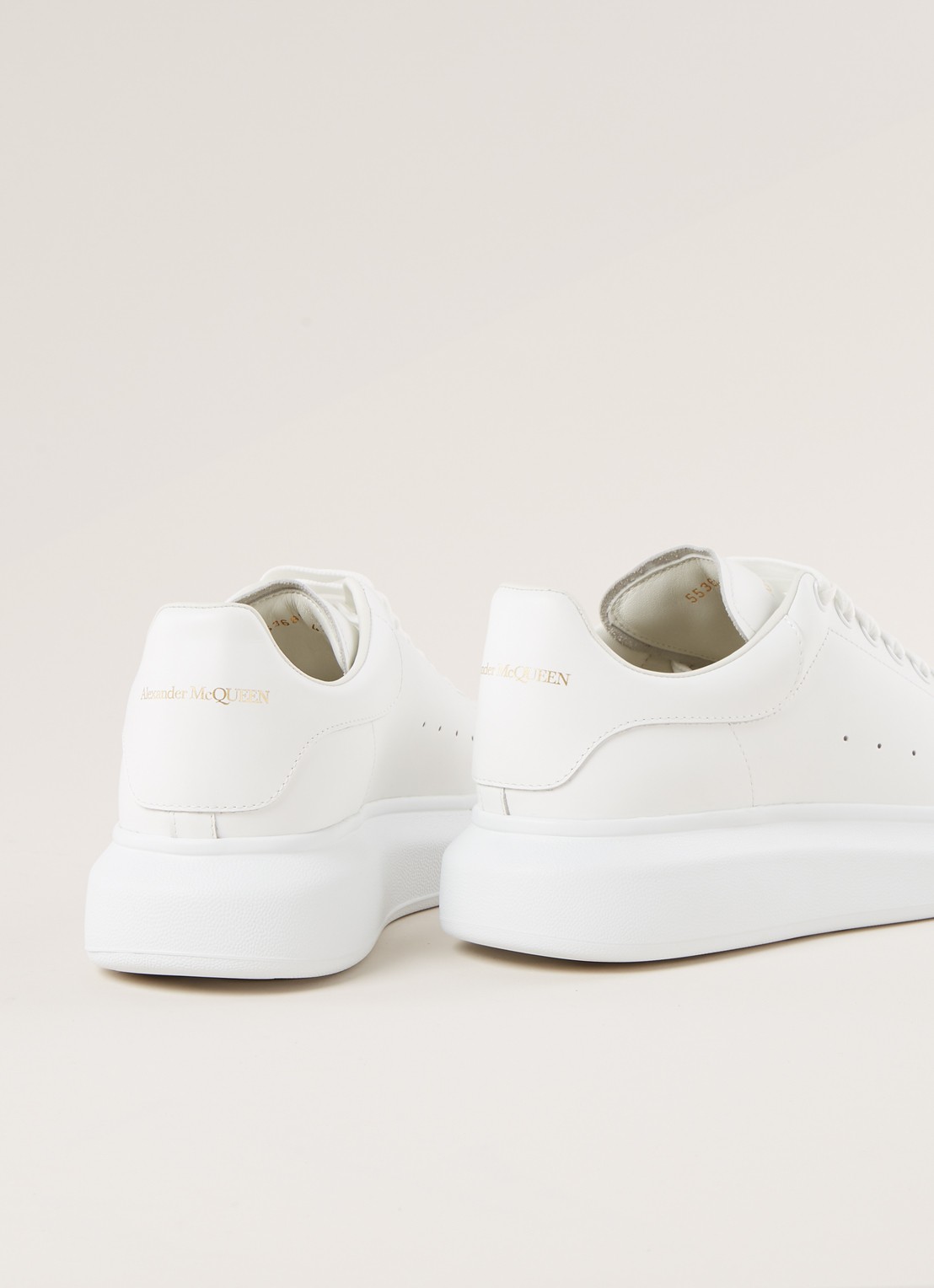 Alexander McQueen Oversized sneaker van kalfsleer - detail wit