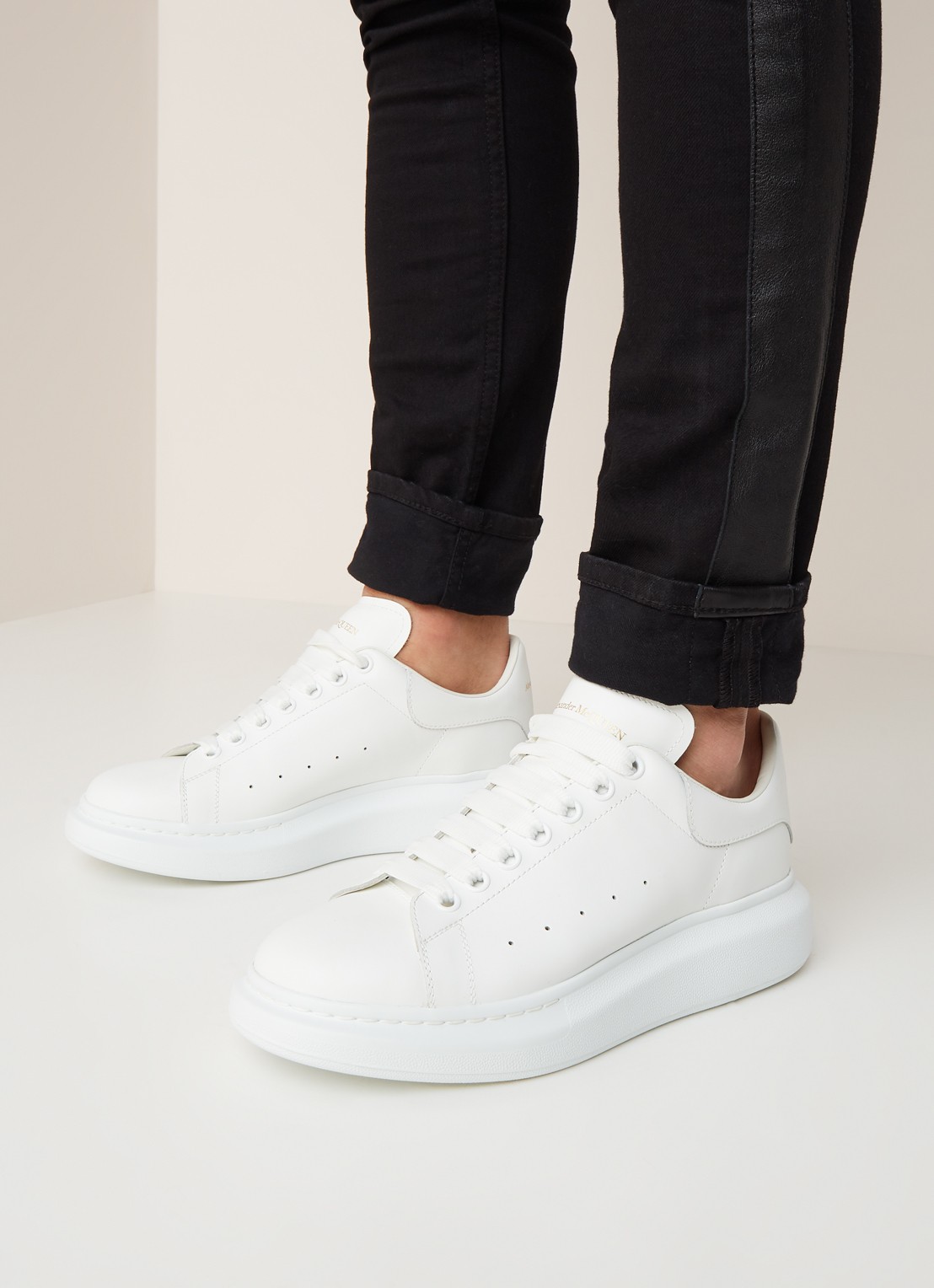 Alexander McQueen Oversized sneaker van kalfsleer - voorkant 6 wit