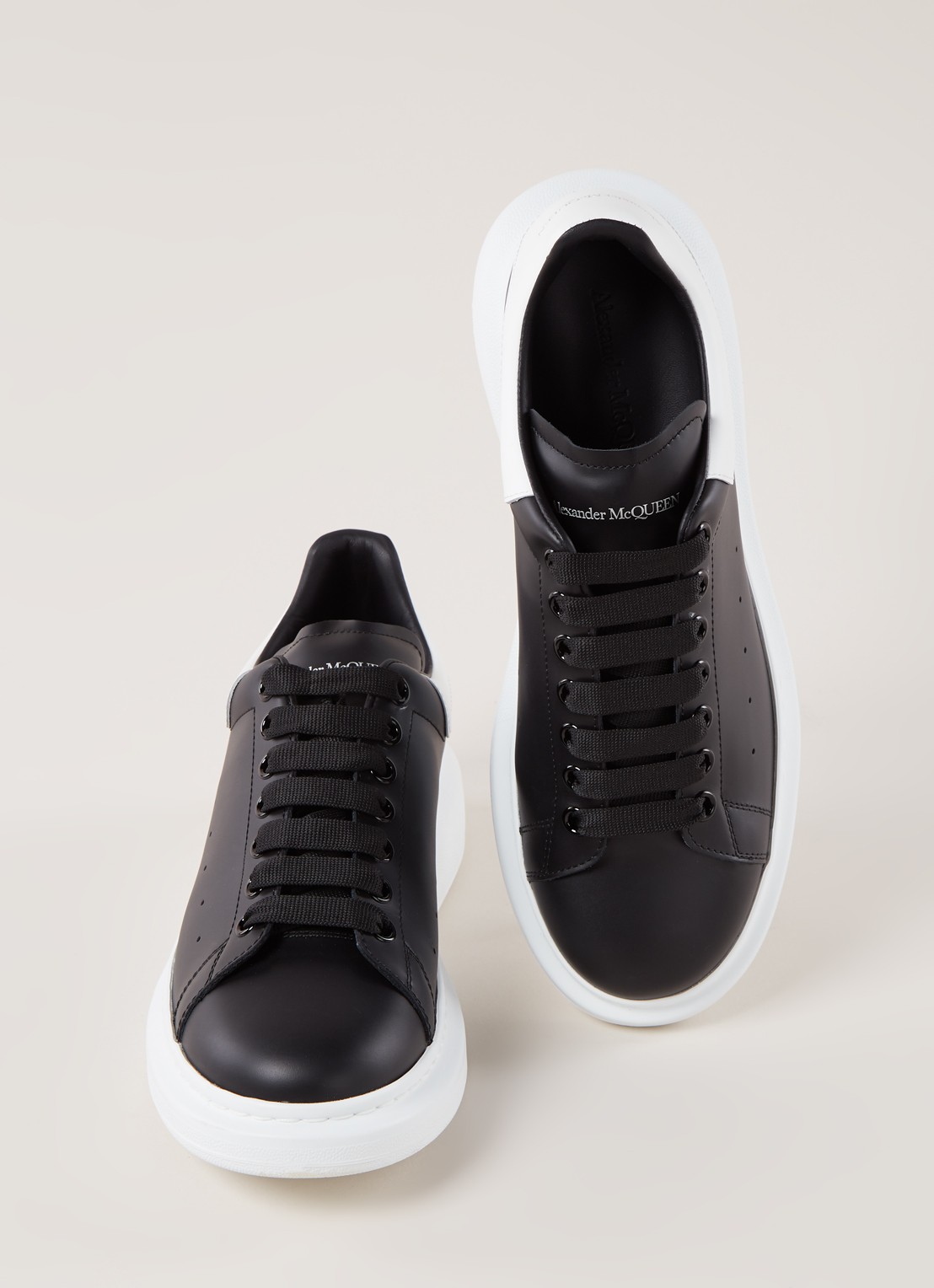 Alexander McQueen Oversized sneaker van kalfsleer - detail 4 zwart