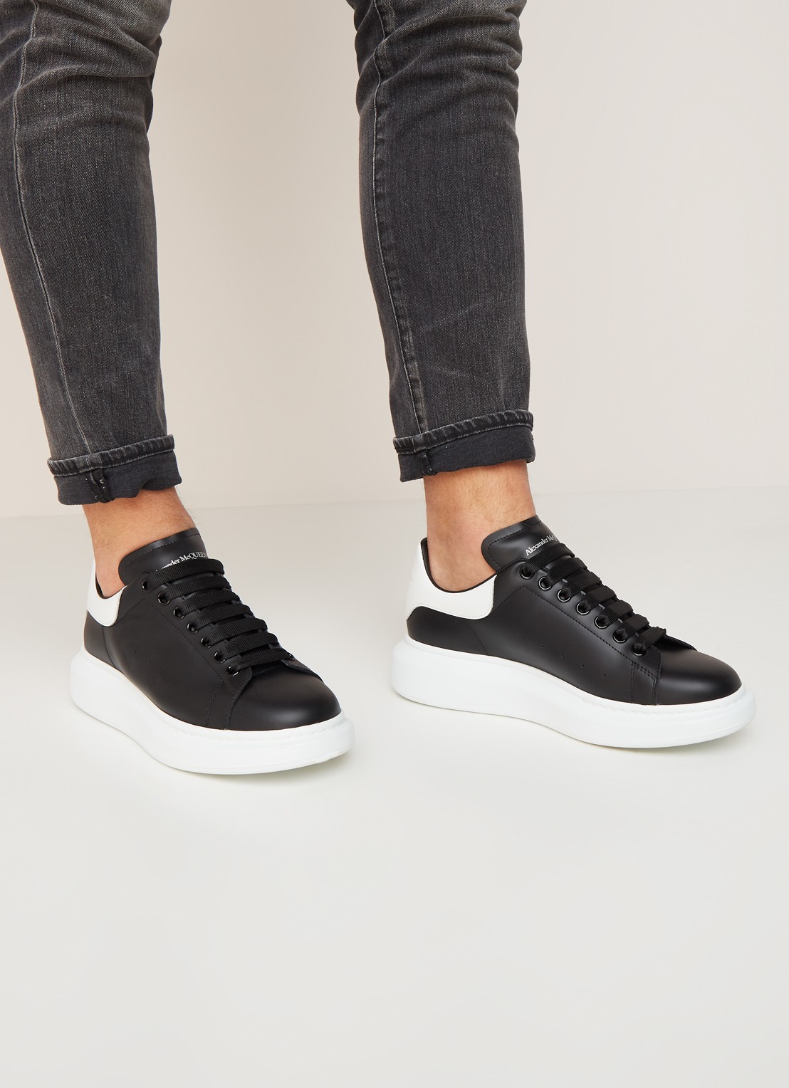 Alexander McQueen Oversized sneaker van kalfsleer - voorkant 2 zwart