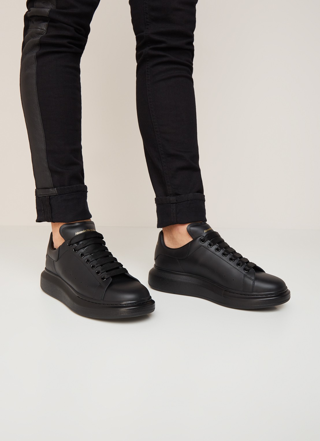 Alexander McQueen Oversized sneaker van kalfsleer - voorkant 2 zwart