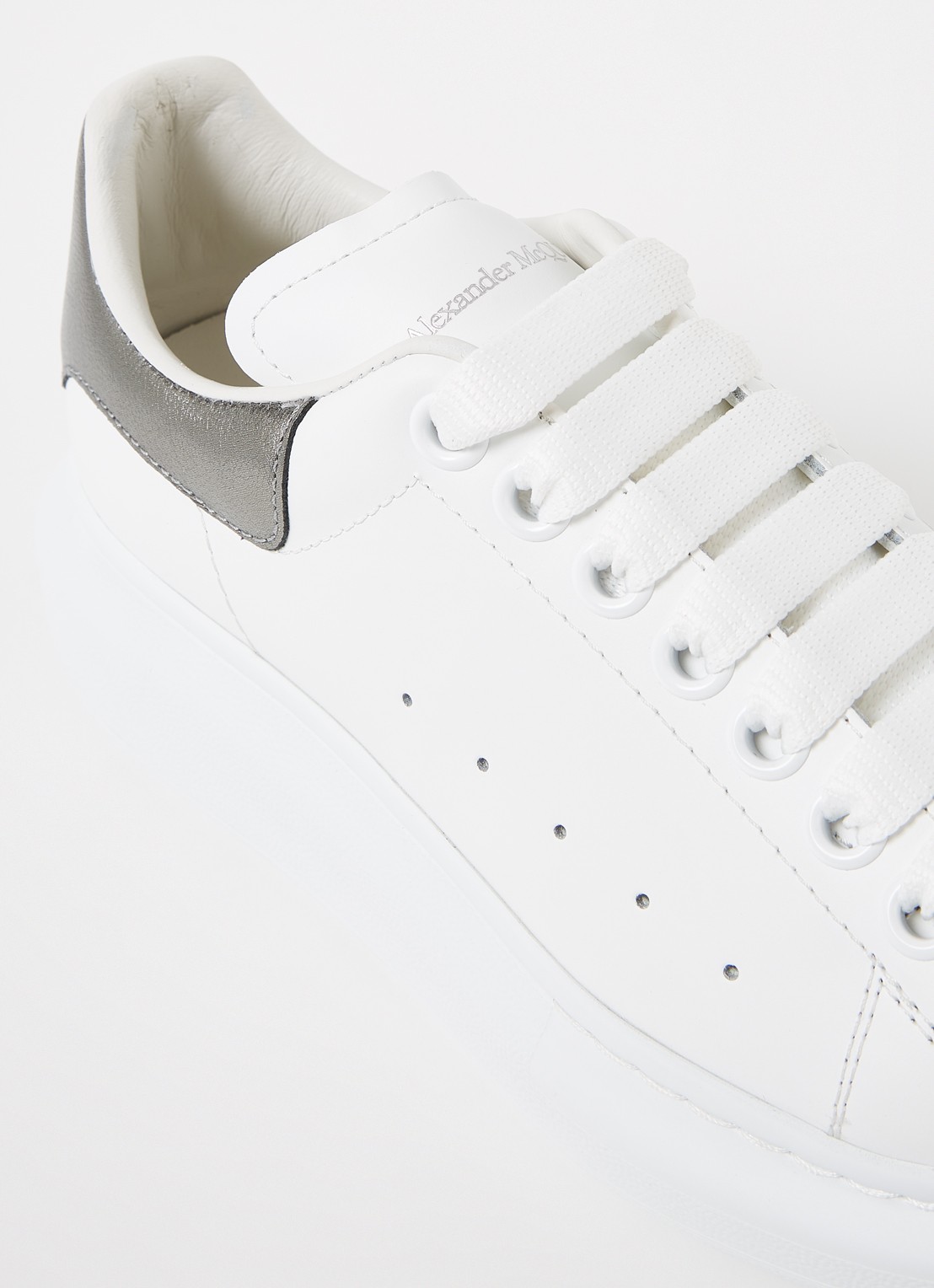 Alexander McQueen Oversized sneaker van kalfsleer - detail 4 wit