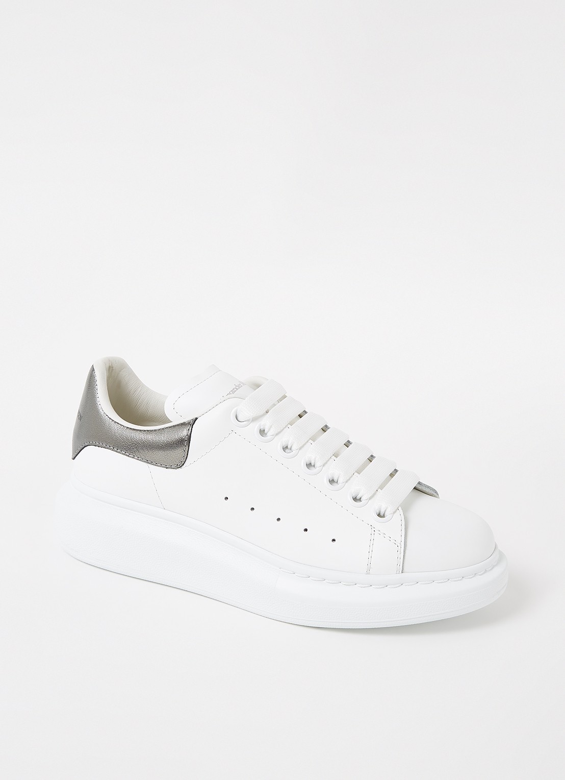 Alexander McQueen Oversized sneaker van kalfsleer - voorkant 6 wit