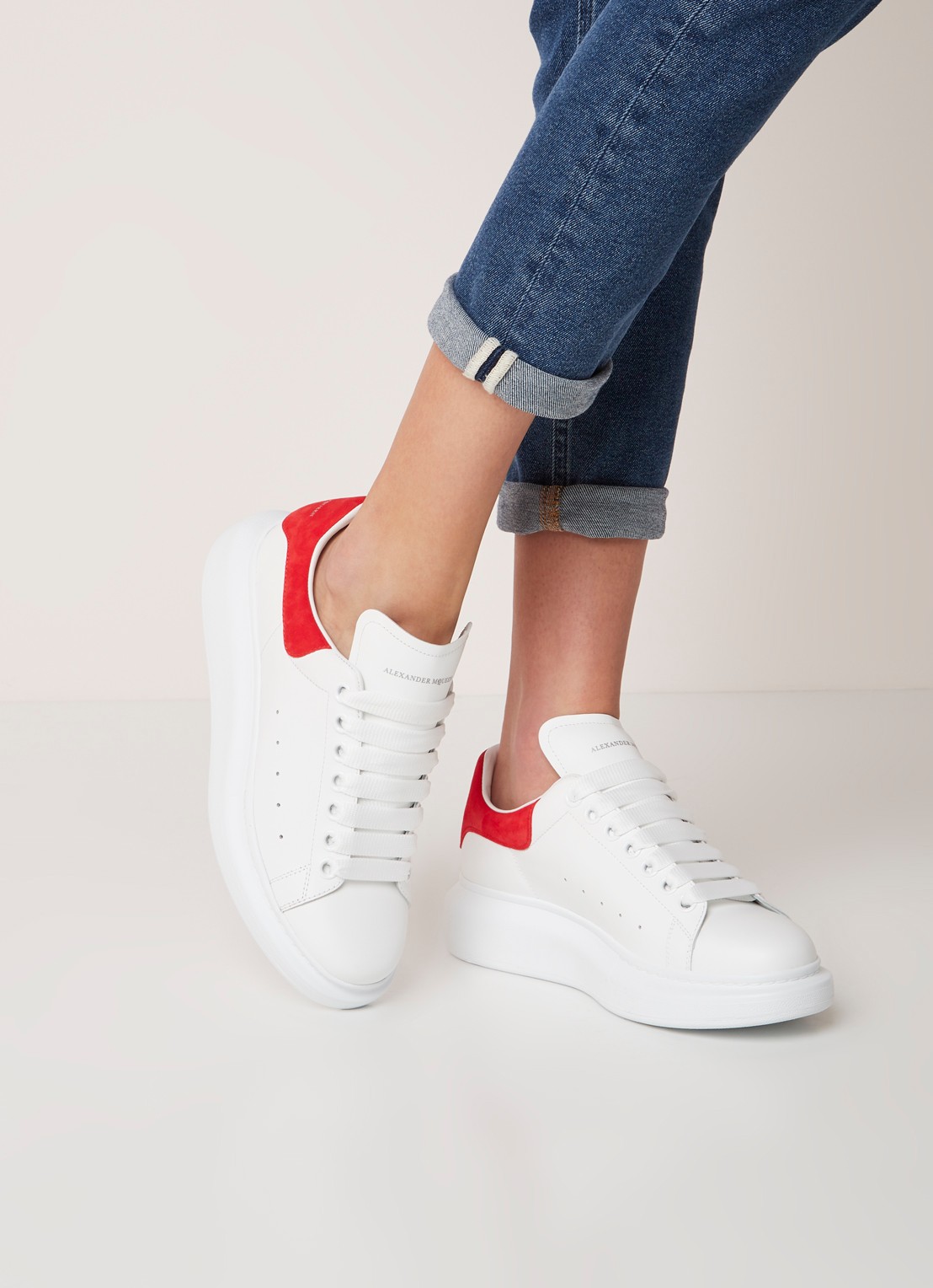 Alexander McQueen Oversized sneaker van kalfsleer - voorkant 2 wit