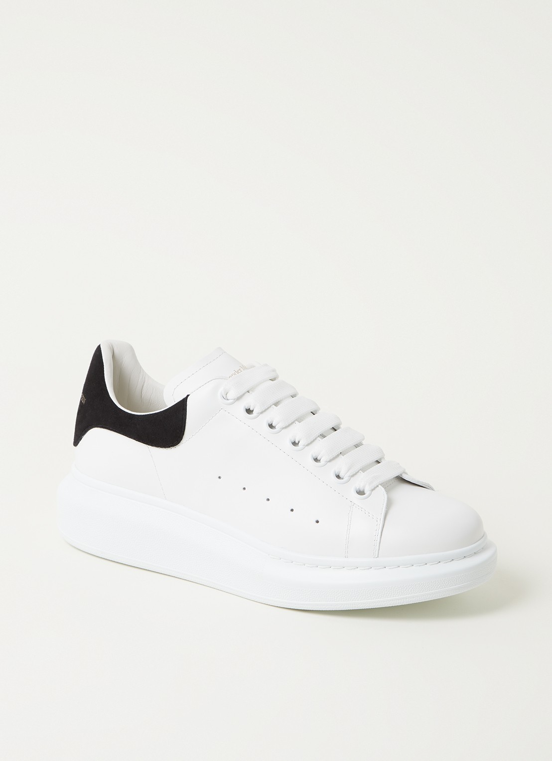 Alexander McQueen Sneaker van kalfsleer met suède detail - voorkant 2 wit