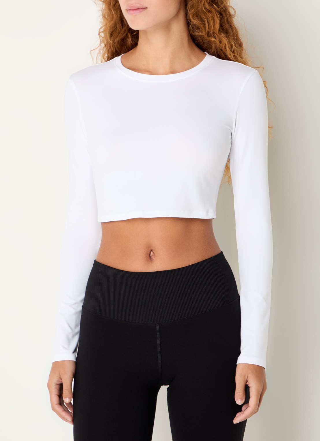 Alo Yoga Cropped trainings longsleeve met logo - detail 2 wit