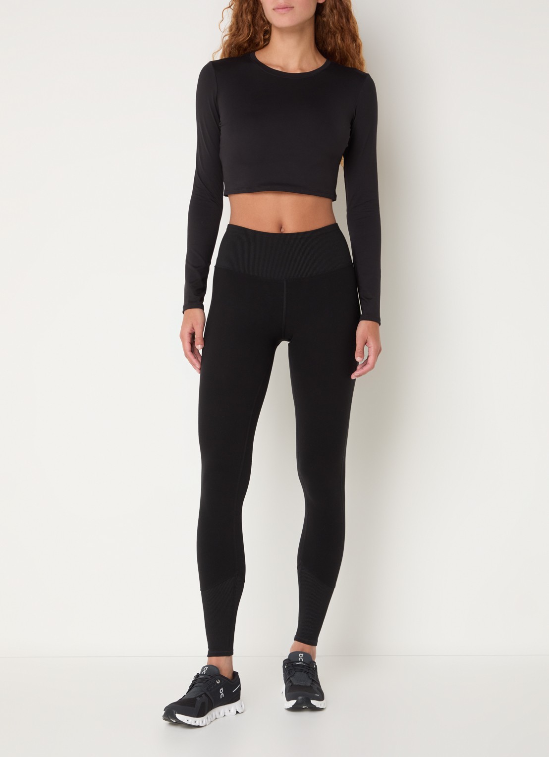 Alo Yoga Cropped trainings longsleeve met logo - voorkant 4 zwart