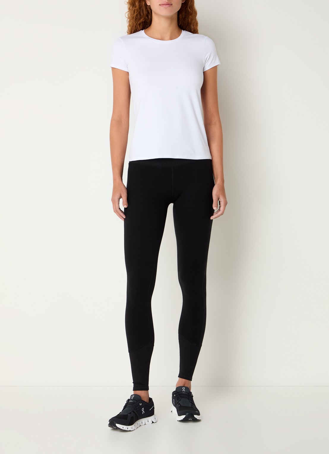Alo Yoga Finesse trainings T-shirt met logo - voorkant 4 wit