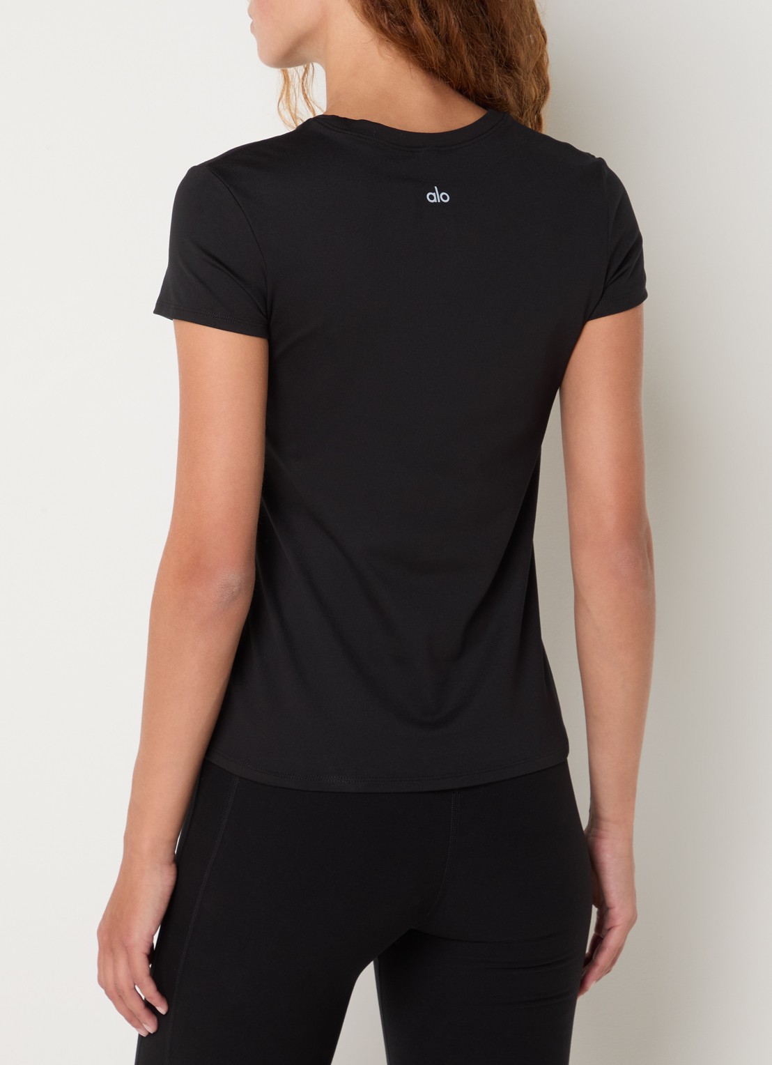 Alo Yoga Finesse trainings T-shirt met logo - achterkant zwart