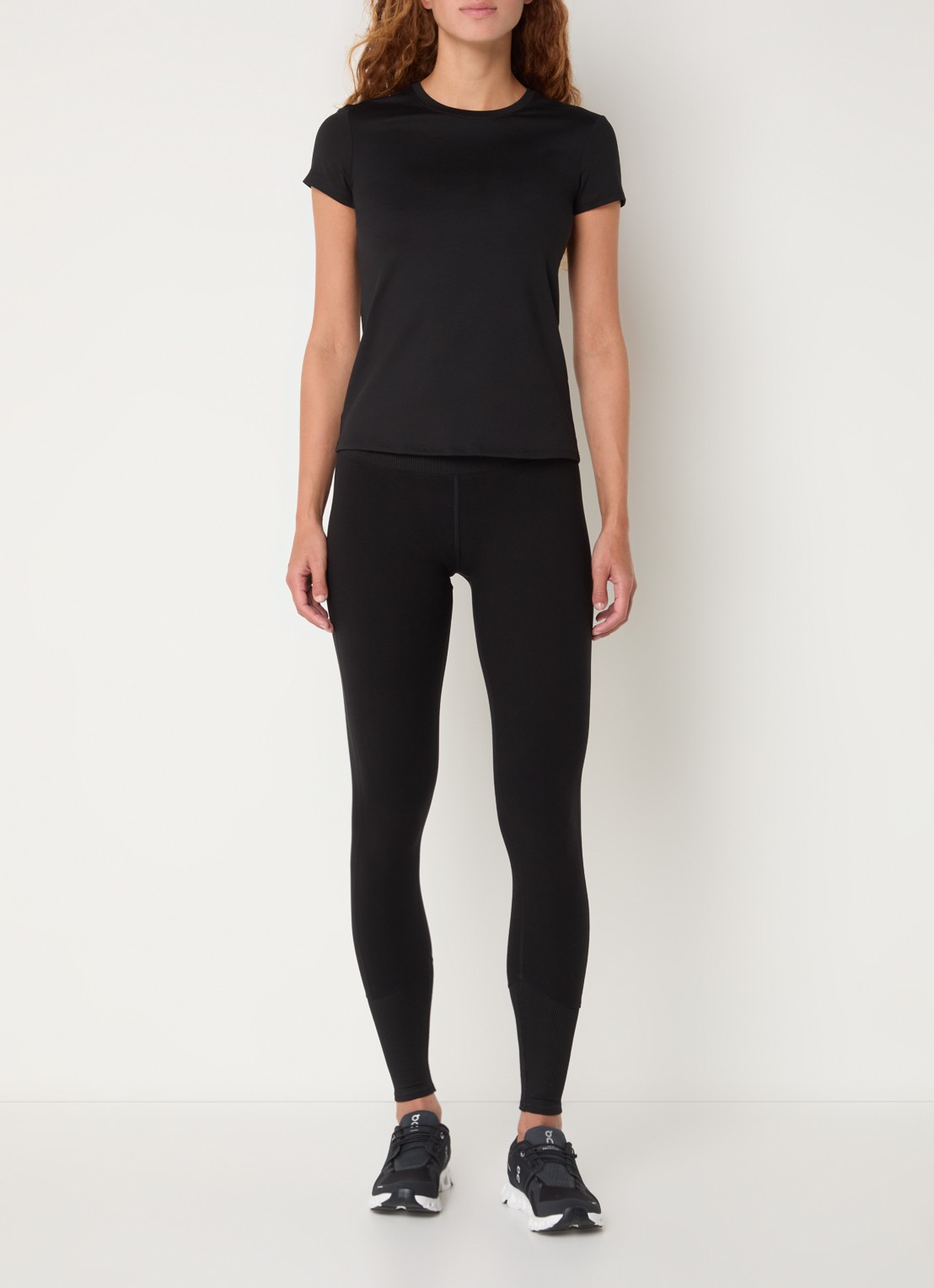 Alo Yoga Finesse trainings T-shirt met logo - voorkant 3 zwart