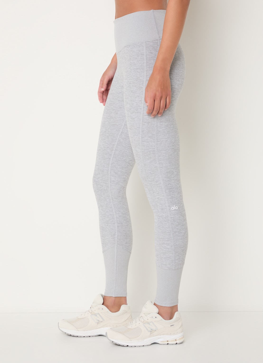 Alo Yoga High waist trainingslegging met logo - detail 2 lichtgrijs
