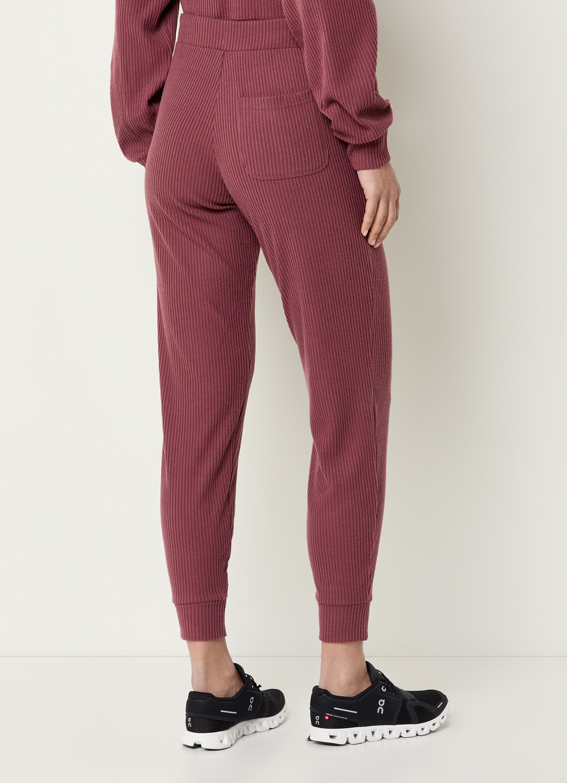 Alo Yoga Muse high waist tapered fit cropped joggingbroek met trekkoord en ribstructuur - achterkant bordeauxrood