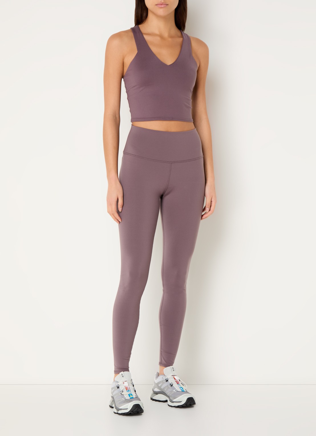 Alo Yoga Naadloze sport bh met light support - voorkant 2 taupe