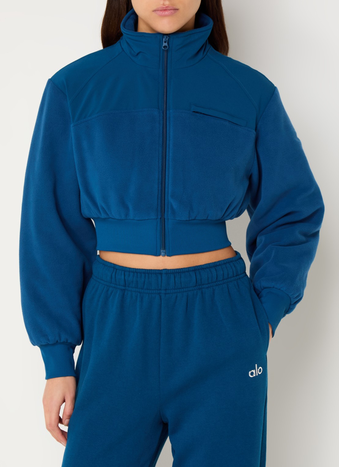 Alo Yoga Wintry gewatteerd cropped jack  van fleece met borstzak - detail 2 donkerblauw