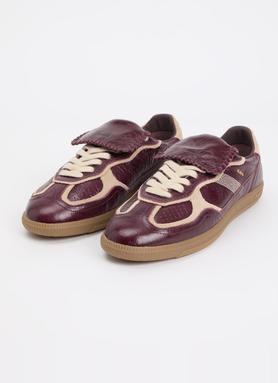 ALOHAS Tb.490 Club sneaker van lakleer met details van suède - detail bordeauxrood