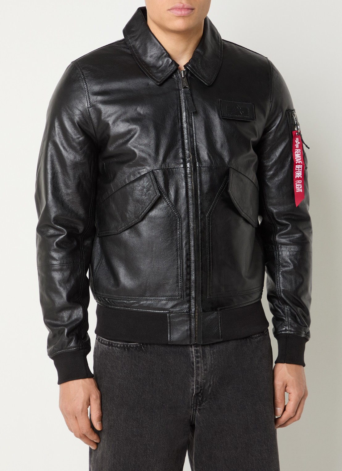 Alpha Industries CW-45 bomberjack van leer met klepzakken - detail 3 zwart