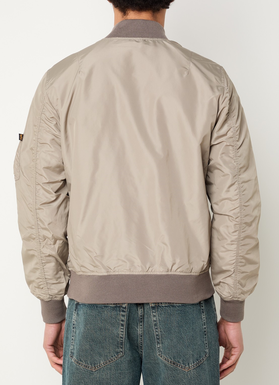 Alpha Industries Ma-1 bomberjack met klepzakken - achterkant khaki