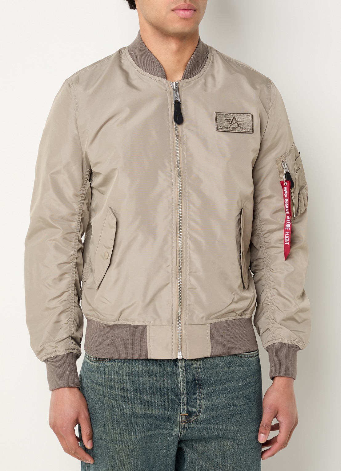 Alpha Industries Ma-1 bomberjack met klepzakken - detail 2 khaki