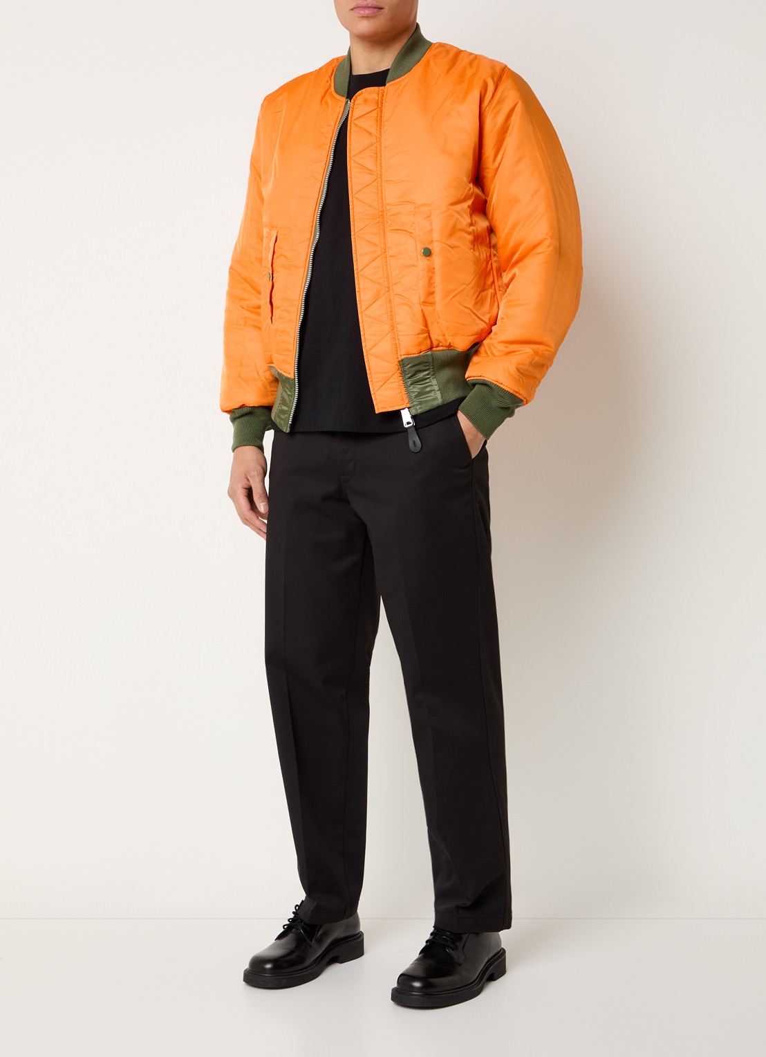 Alpha Industries MA-1 gewatteerd bomberjack met klepzakken - voorkant 2 olijfgroen