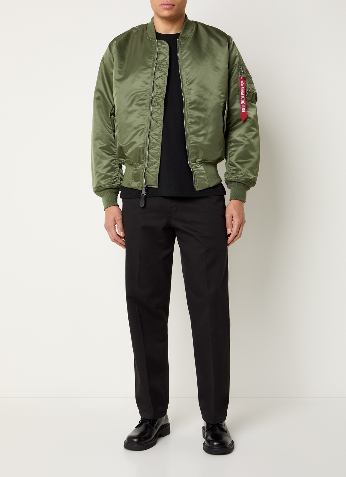 Alpha Industries MA-1 gewatteerd bomberjack met klepzakken - voorkant 3 olijfgroen