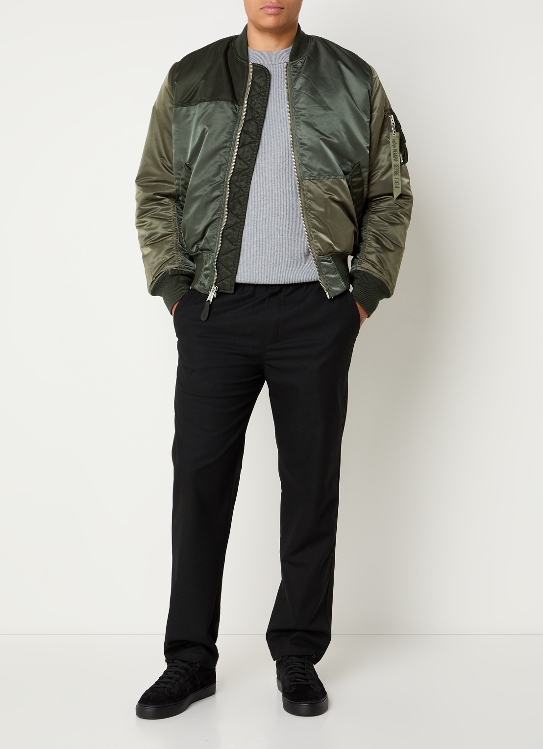 Alpha Industries MA-1 gewatteerd bomberjack met steekzakken - voorkant 4 donkergroen