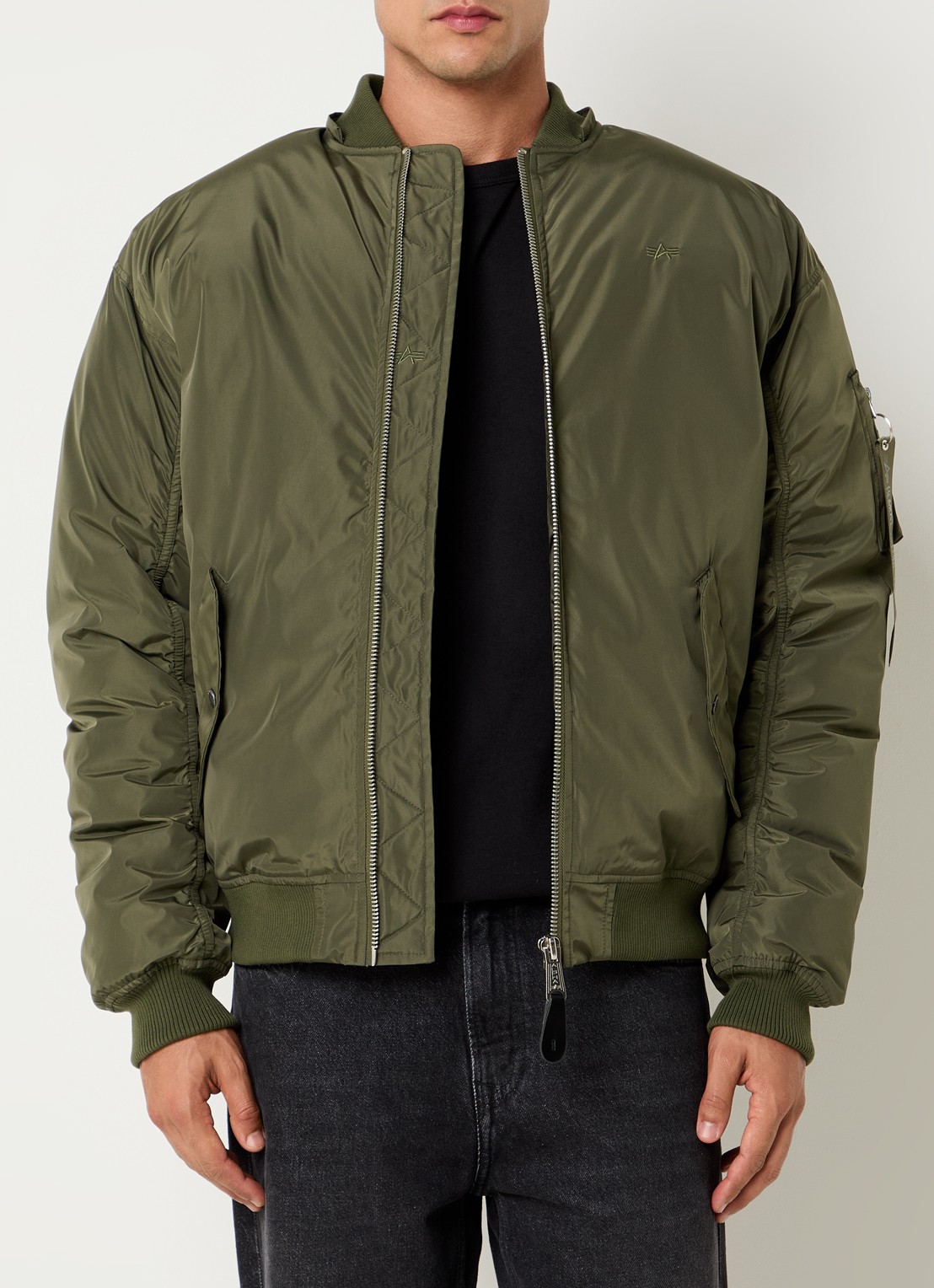 Alpha Industries MA-1 tafeta bomberjack met capuchon - detail 2 olijfgroen