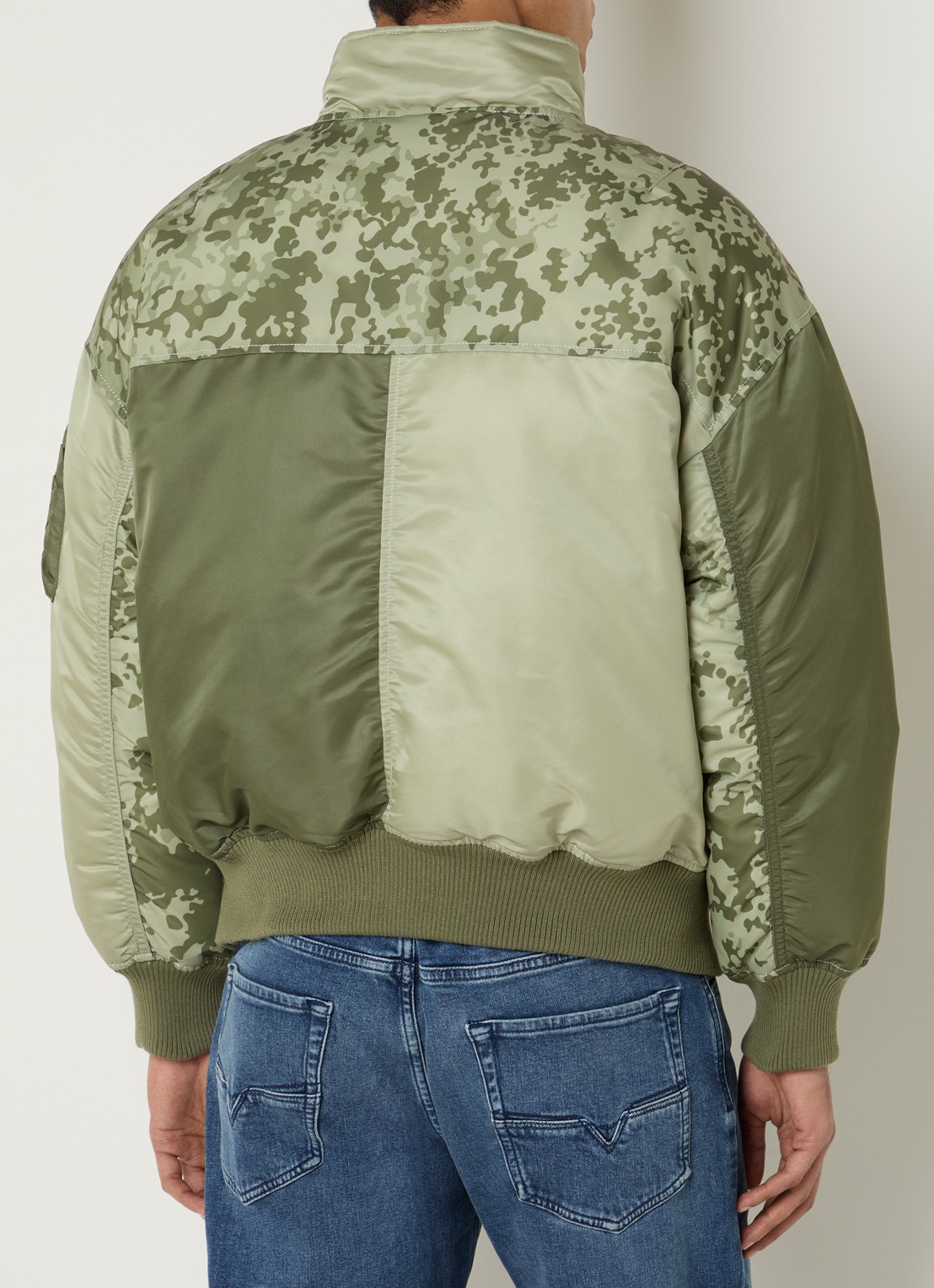 Alpha Industries N-2B gewatteerd bomberjack met opstaande kraag en print - achterkant legergroen