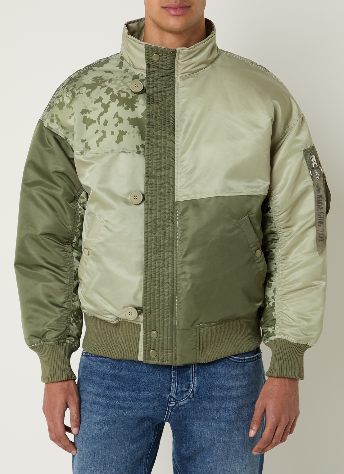 Alpha Industries N-2B gewatteerd bomberjack met opstaande kraag en print - detail 4 legergroen